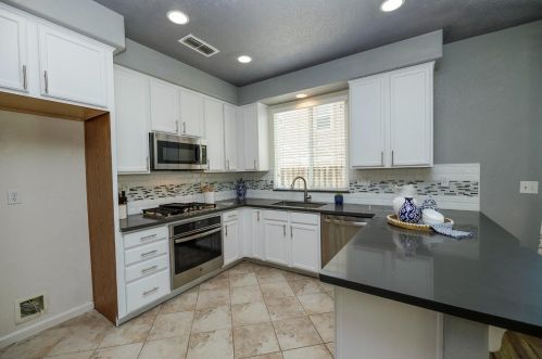 17122 Pacific Oak Ln, Lathrop CA  95330-8526 exterior