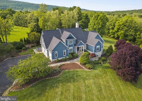 17621 Stonegait Ct, Round Hill VA  20141-2264 exterior