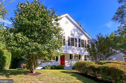 6736 Barrett Rd, Falls Church, VA 22042-2704