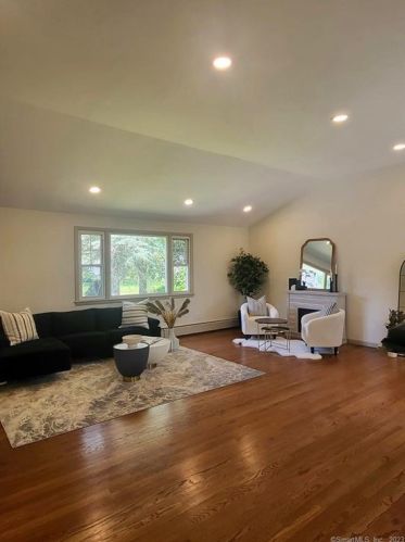 13 Clinton Hill Rd, Waterbury CT  06716-1010 exterior