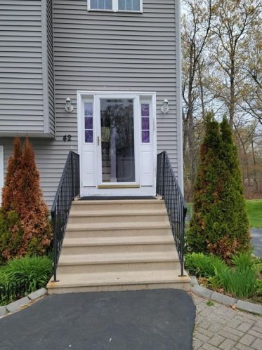 42 Meola Ave, Worcester, MA 01606-1134