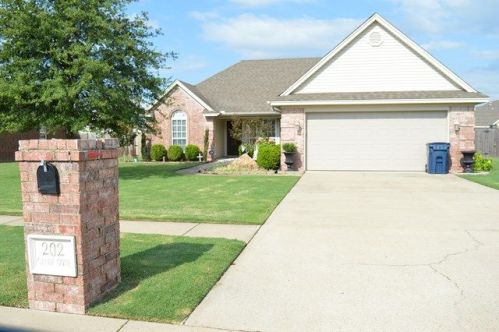 202 Candy Cv, Marion, AR 72364-2384