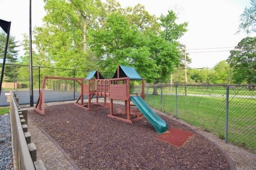 701 Eagle Bay Dr, Crotonville NY  10562-2372 exterior