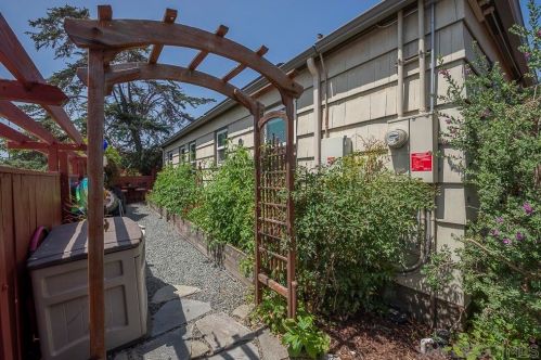 3381 Mtn Vw Dr, San Diego CA 92116-1950 exterior