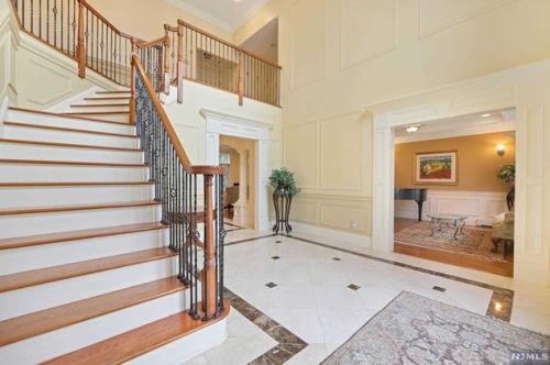 35 Hazel St, Harrington Park, NJ 07640-1305