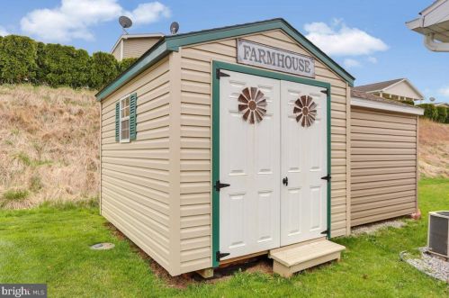 111 Allison Pl, Blandon PA  19510-9486 exterior