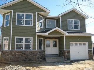 686 Wellwood Ave, North Lindenhurst, NY 11757-1638