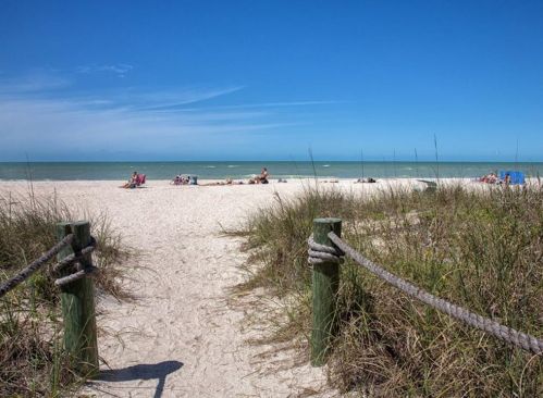 8313 Lightfoot Dr, Nokomis FL  34275-3211 exterior