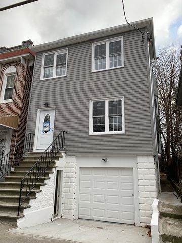 682 220th St, Bronx, NY 10467-5318