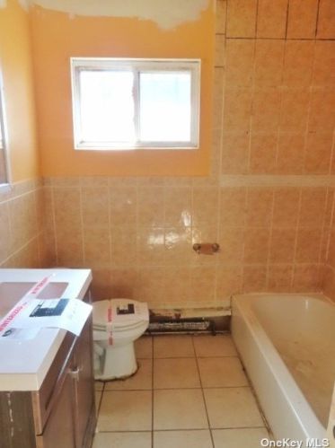 233 Rushmore St, Westbury NY  11590-3822 exterior