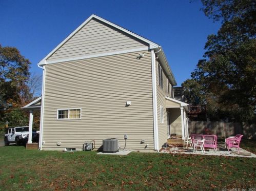 111 Vanguard St, Bridgeport, CT 06606-2218