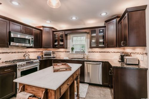 37 Edwards Pl, Huntington Station NY  11746-1013 exterior