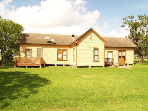 108 Moore Ave, Palacios, TX 77465-4932