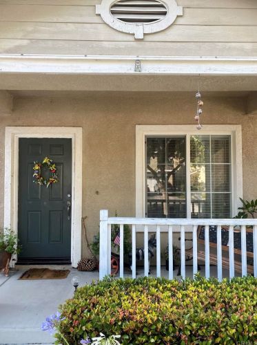 1731 Creekside Ln, Vista, CA 92081-4552