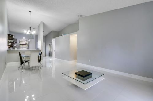 6704 193rd Ter, Hialeah FL  33015-2454 exterior