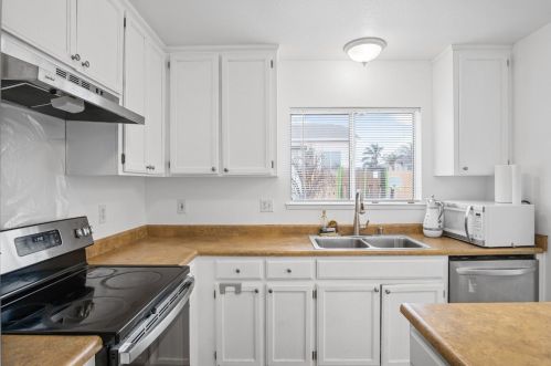 422 Walnut Ave, Manteca CA  95336-4410 exterior