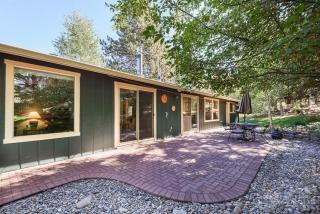 61343 Robin Hood Ln, Bend, OR 97702-2218