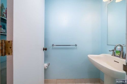 9 Lawrence Ct, Teaneck NJ  07666-6489 exterior