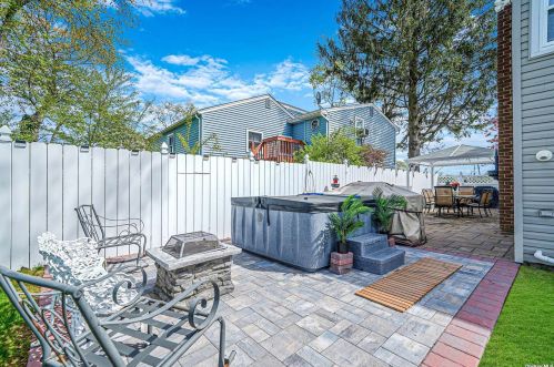 5 Victoria Rd, Babylon NY  11703-1406 exterior