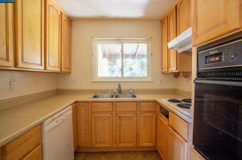 4015 Pinole Valley Rd, Pinole, CA 94564-1052