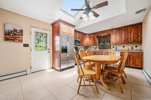 24 Gary St, North Lindenhurst NY  11757-3841 exterior