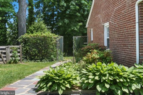 827 Woodsdale Rd, Wilmington DE  19809-2244 exterior