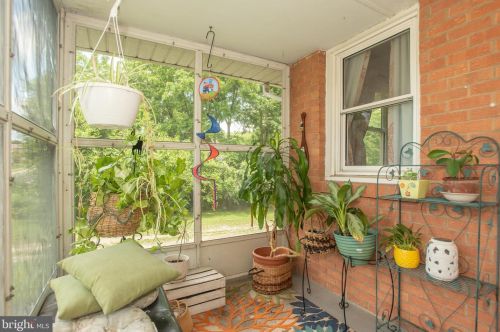 606 Armstrong Ave, Wilmington, DE 19805-1006