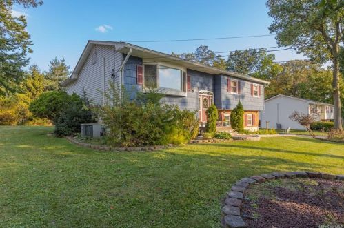 26 Beechwood Dr, Congers, NY 10920-1704