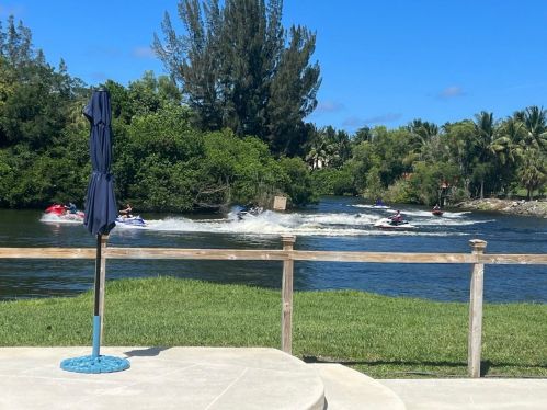 2207 Summit Blvd, West Palm Beach, FL 33406-4441