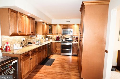 523 Sunflower Ave, Berlin Boro, NJ 08009-9432