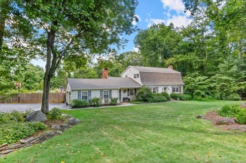 95 Gate Ridge Rd, Bridgeport, CT 06612-1836