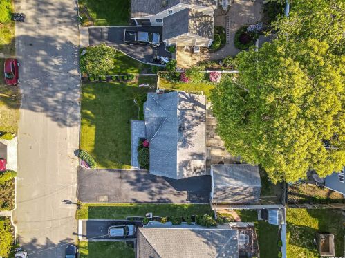 18 Chester St, Lake Grove NY  11755-3044 exterior