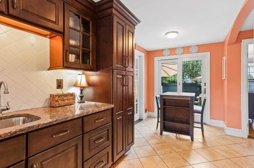 42 Pelham Pkwy, North Providence RI  02911-2915 exterior