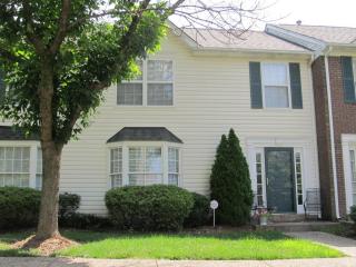 8002 Aspen Green Ln, Louisville, KY 40291-5775