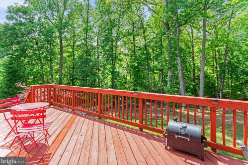 16640 Radcliffe Ln, Woodbridge VA  22191-4437 exterior