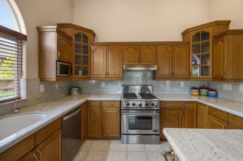 860 Valley Oak Dr, Hollister CA  95023-9155 exterior