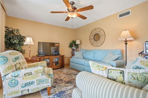 404 Moorings Cove Dr, Tarpon Springs, FL 34689-2683