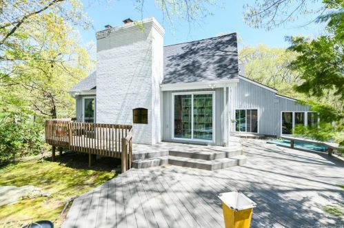 1 Elderberry Ln, Huntington CT  06484-3762 exterior