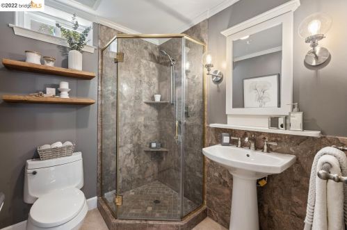 61 Calvert Ct, Oakland CA 94611-3436 exterior