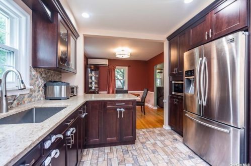 93 Vanderbilt Ave, Floral Park, NY 11001-1435