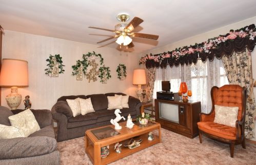 3049 Pierce St, Milwaukee, WI 53215-1233