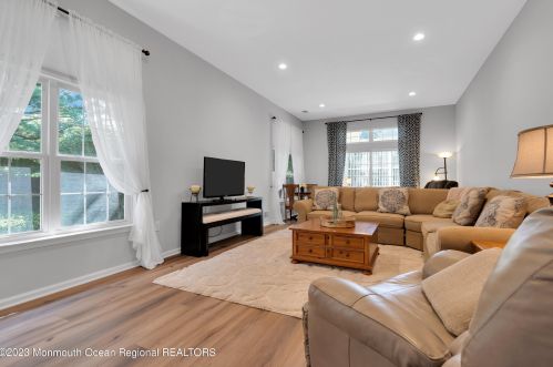 11 Dawnwinds Ct, Lakewood NJ  08701-7517 exterior