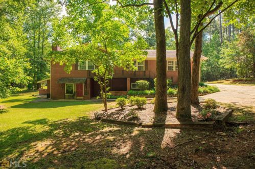 1462 Redwine Rd, Fayetteville GA  30215-2512 exterior