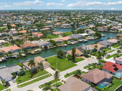 1148 Breakwater Ct, Marco Island, FL 34145-4514