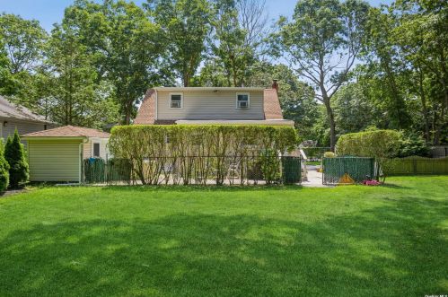 79 Somerset Ave, Manor Park NY  11950-4224 exterior