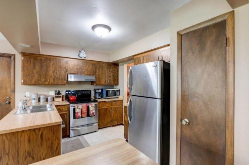 1271 Fox Point Dr, Waukesha, WI 53189-7159