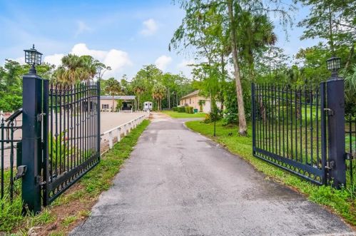 105 29th St, Naples, FL 34117-3120