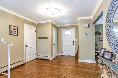 6 Stuart Ct, Huntington Station NY  11746-4237 exterior