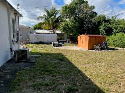819 Avenida Hermosa, West Palm Beach, FL 33405-1413