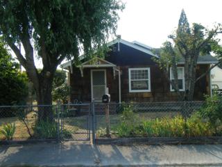 704 11th St, Puyallup, WA 98371-4111